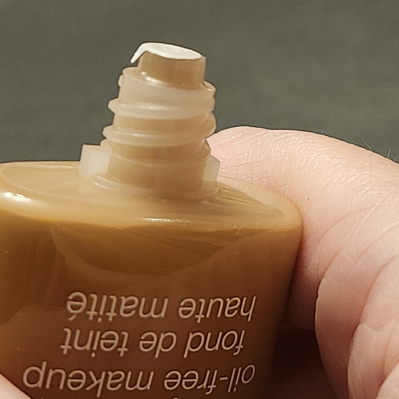 Clinique Stay-Matte Oil-Free Makeup Foundation In 24 Golden - Picture 8 of 8